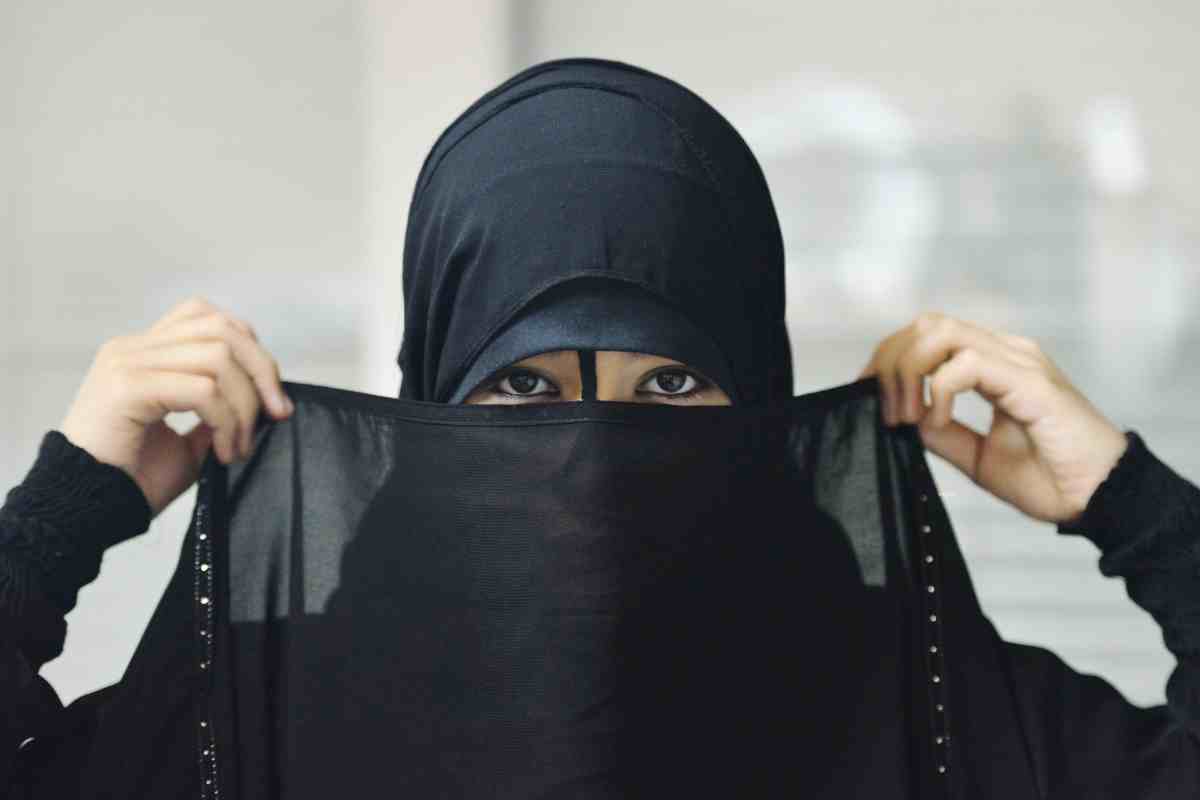 ragazza con niqab