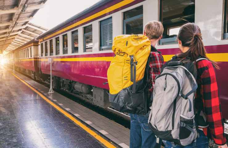 giovani aspettando il treno