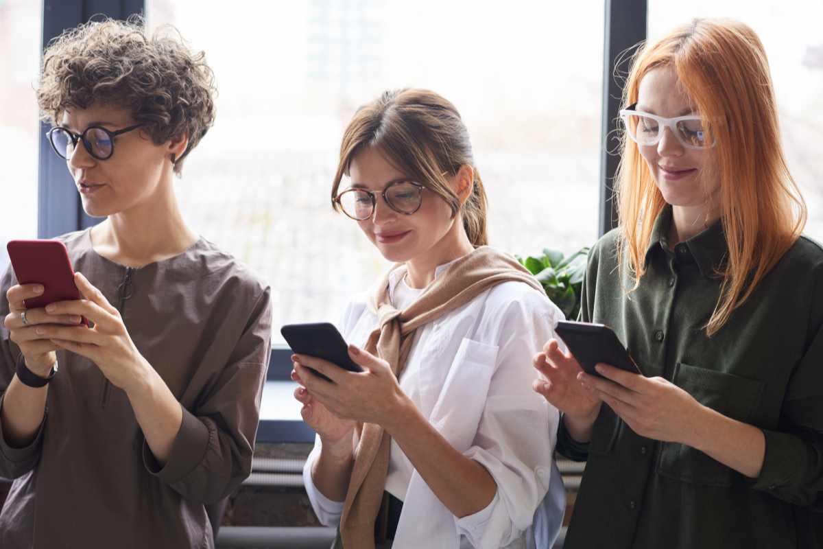 ragazze usano il cellulare